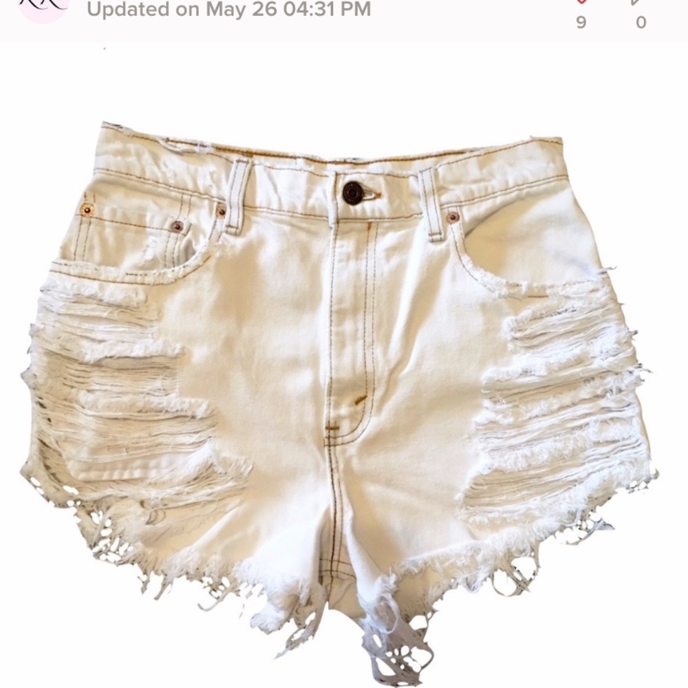 Levi’s 550 high waisted cut off jean shorts